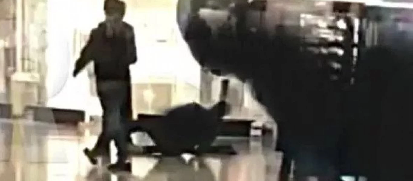 Πανικός στο Λονδίνο; Άνδρας βήχει και καταρρέει σε εμπορικό κέντρο